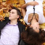 99px.ru аватар Парень с девушкой лежат на желтых листьях