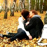 Аватар Парочка целуется сидя в лесу
