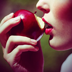 99px.ru аватар Девушка кушает красное яблоко