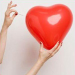 99px.ru аватар Девушка прокалывает воздушный шарик в форме сердца-прощай, любовь!