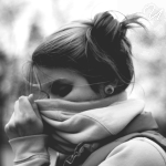 Аватар Девушка укуталась в воротник кофты