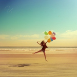 99px.ru аватар Девушка с воздушными шарами прыгает на фоне моря