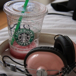 Аватар Starbucks coffee и наушники кораллового цвета