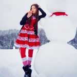 99px.ru аватар Девушка возле большого снеговика ест яблоко