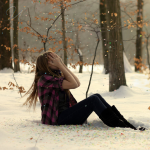 99px.ru аватар Девушка сидит на снегу в лесу
