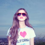 Аватар Девушка в футболке с надписью I love California