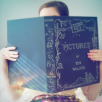 Аватар Девушка с большой книгой под названием PICTURES