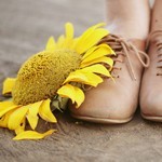 Аватар Ноги девушки в ботинках возле подсолнуха