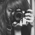 Аватар Девушка с фотоаппаратом в руках