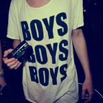 Аватар Девушка в футболке с надписью BOYS BOYS BOYS