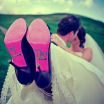 99px.ru аватар Жених держит невесту в туфлях с надписью на подошве I Do
