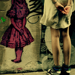 99px.ru аватар Девушка стоит у стены с нарисованной девочкой