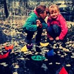 Аватар Девочки пускают цветные корабли из бумаги на воду