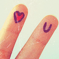 Аватар Пальцы девушки с на надписью Love U