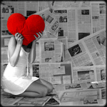 99px.ru аватар Девушка с подушкой в виде сердца на фоне газет