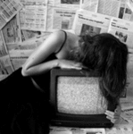 99px.ru аватар Девушка на фоне газет с телевизором