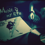 Аватар Девушка лежит возле виниловой пластинки (Music is my life)
