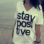 Аватар Девушка на море в майке с надписью Stay positive