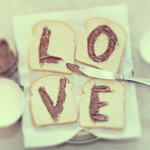 Аватар На тостах надпись LOVE, сделанная Нутеллой