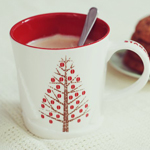 99px.ru аватар Кофе с молоком в новогодней кружке и тарелка с печеньем