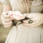 99px.ru аватар Девушка держит в руках чайную розу