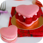 99px.ru аватар Розовое пирожное в виде сердца с малиной на блюдце