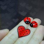 99px.ru аватар Две игрушечные божьи коровки на руке с нарисованным сердечком