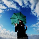 99px.ru аватар Девушка с бирюзовым зонтом на фоне голубого неба