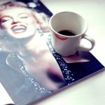 99px.ru аватар Кружка кофе со следом от помады стоит на журнале с Мерлин Монро на обложке