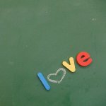 99px.ru аватар Слово 'Love' / 'Любовь' выложенное цветными буквами