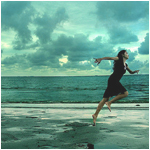 99px.ru аватар Девушка стремительно бежит по морскому пляжу