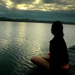 Аватар Девушка смотрит на воду