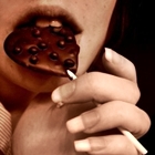 Аватар Девушка грызёт шоколадный леденец