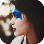 Аватар Девушка с блестящей голубой нарисованной звездой на лице