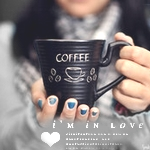 Аватар Девушка держит чашку Coffee в руках (I am in love)