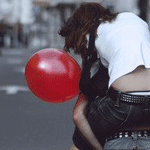 99px.ru аватар Парень несет девушку с красным шариком на спине