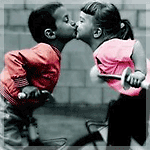 99px.ru аватар Мальчик и девочка на велосипедах целуются