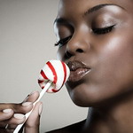 99px.ru аватар Девушка ест конфету на палочке