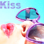 Аватар Девушка в фиолетовых очках в виде сердечек ('Kiss' / 'Поцелуй')