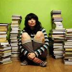 99px.ru аватар Девушка сидит около больших стопок книг