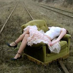 99px.ru аватар Девушка лежит на кресле, стоящем на рельсах
