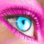 Аватар Голубой глаз c ярко-розовым макияжем