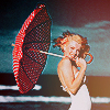 Аватар Мерлин Монро (Marilyn Monroe) с красным зонтом на фоне моря