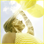 99px.ru аватар Девушка держит сверкающие на фоне солнца воздушные шары