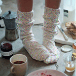 99px.ru аватар Девушка в красивых носочках стоит рядом с кофейником и чашкой кофе