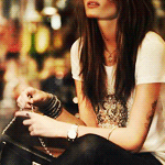 Аватар Девушка с цепочкой в руках