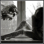 99px.ru аватар Грустная девушка в полосатых чулках сидит у окна на подоконнике