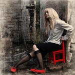 99px.ru аватар Девушка в красных балетках сидит на красном стуле