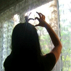 Аватар Девушка сложила руками сердечко на фоне солнечного света