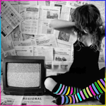 99px.ru аватар Девушка в разноцветных полосатых гольфах сидит около телевизора в обклеенном газетами помещении и держится руками за голову